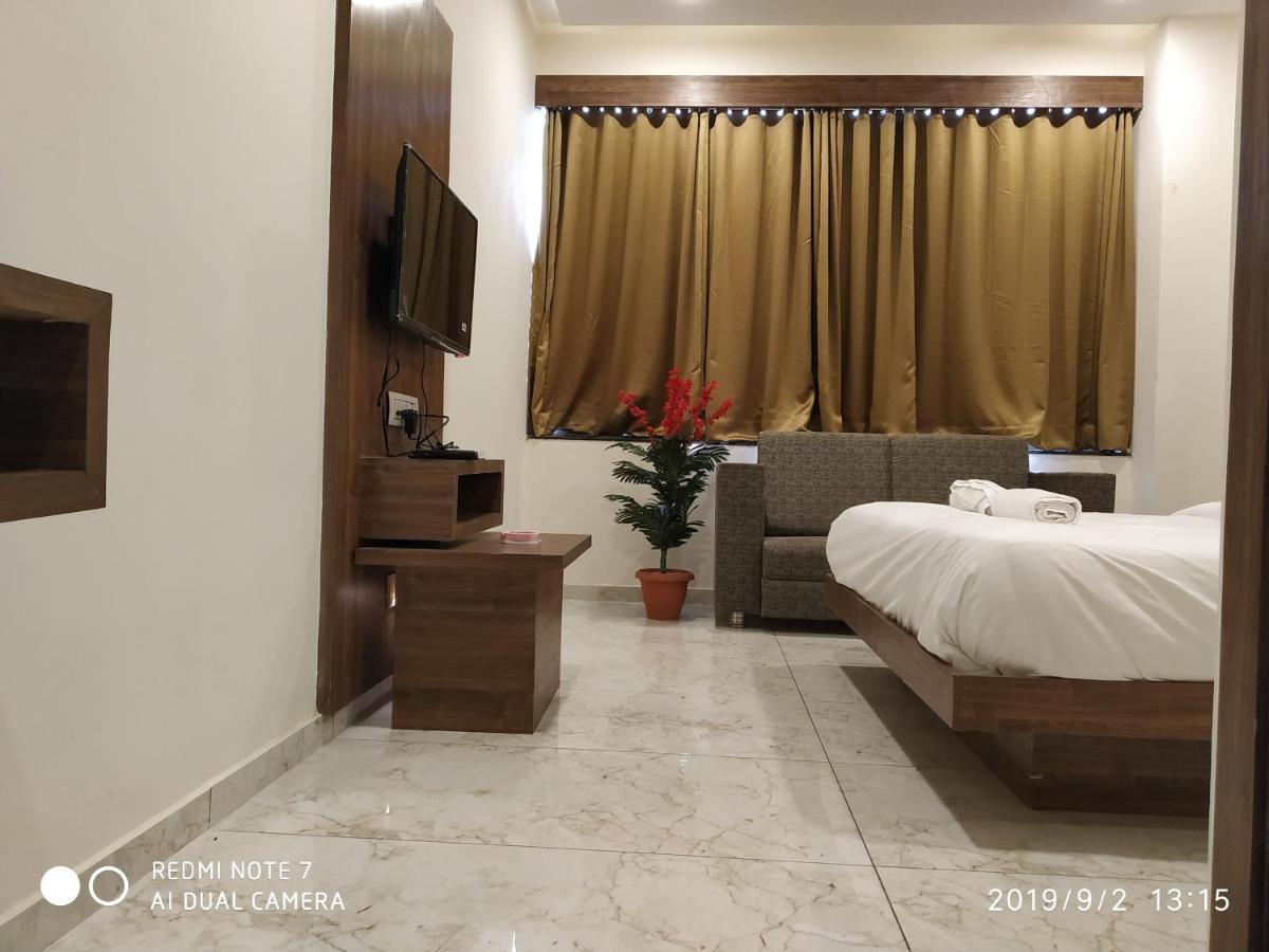 Hotel Krishna Palace Ānand 外观 照片