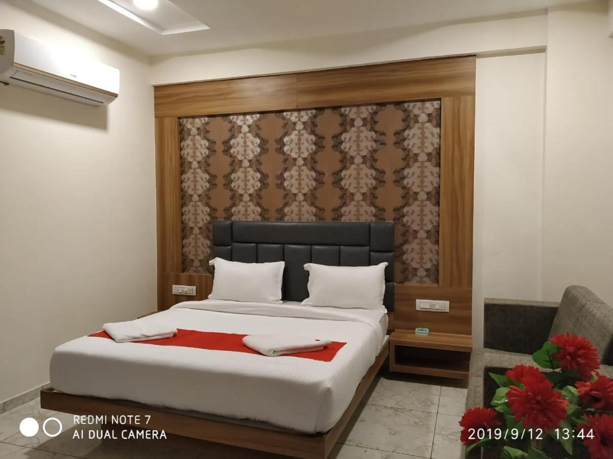 Hotel Krishna Palace Ānand 外观 照片