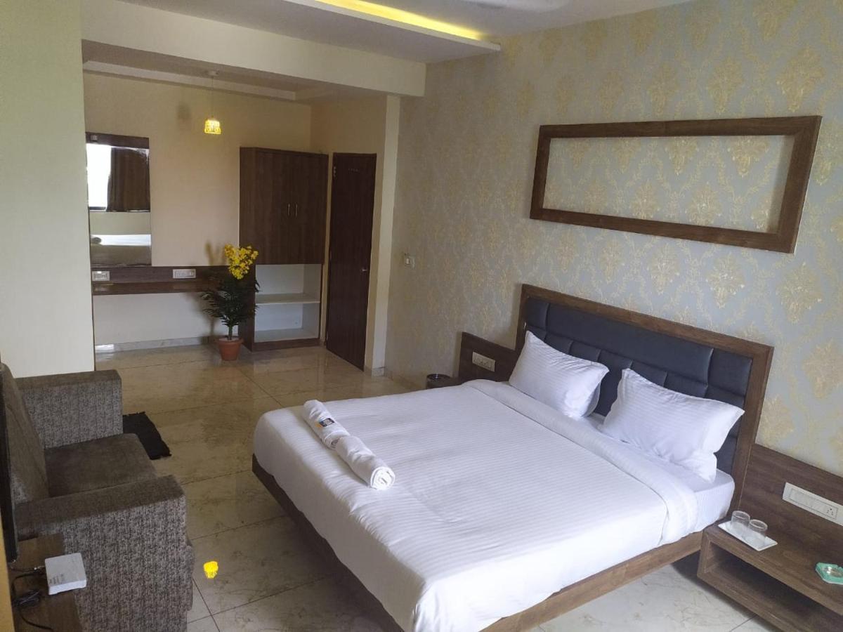 Hotel Krishna Palace Ānand 外观 照片