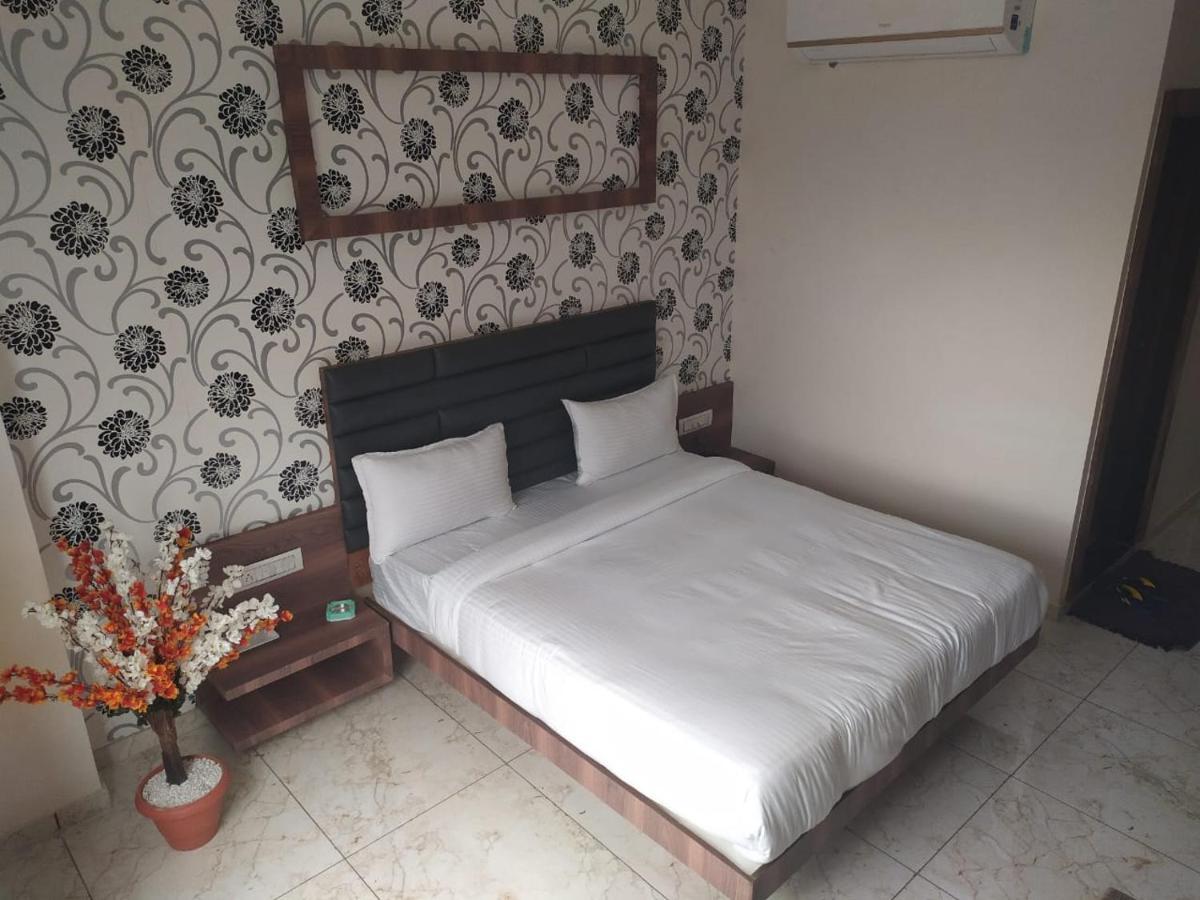 Hotel Krishna Palace Ānand 外观 照片