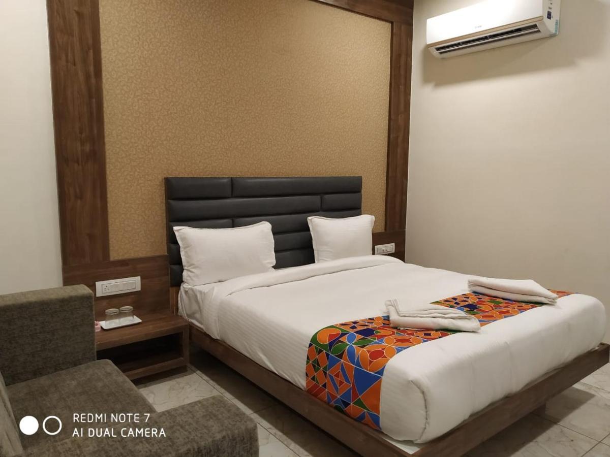 Hotel Krishna Palace Ānand 外观 照片