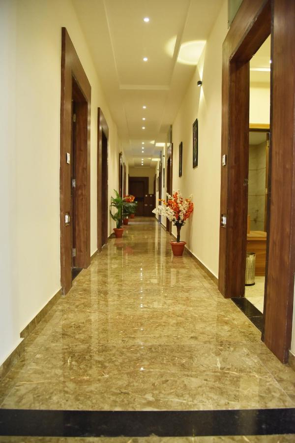 Hotel Krishna Palace Ānand 外观 照片